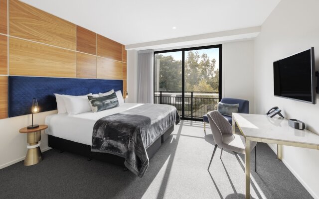 Hidden Lake Hotel and Apartments