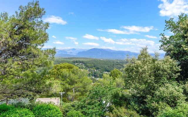 Tranquil Holiday Home in Mougins With Swimming Pool