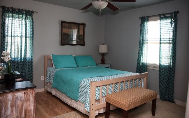 Austin's Pointe 4 Bedroom Cottage by RedAwning