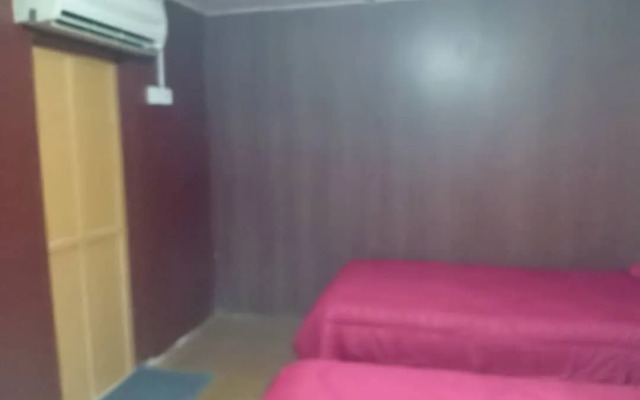 OYO 90675 Holiday View Inn