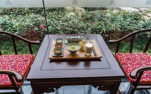 Graceland Garden Court Hotel