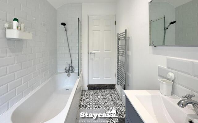 Stunning Design 3 Bedroom House Street Parking