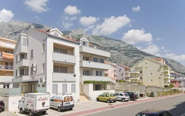 Ennio - Free Parking - A1