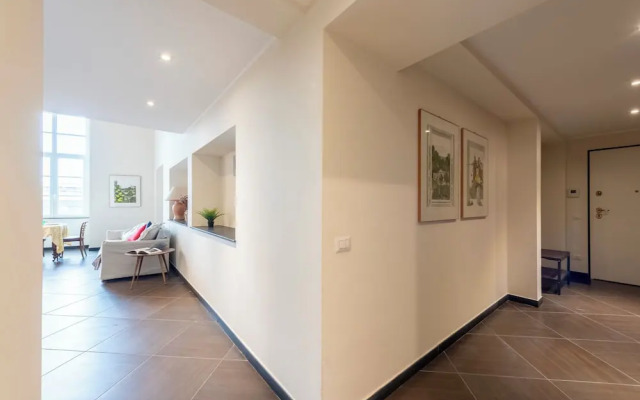 Beautiful Flat Next To Aquarium