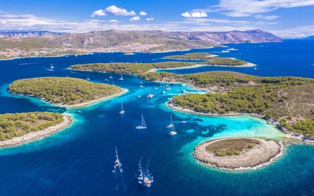 Four Bedroom apt w Patio Close to Beach and Center