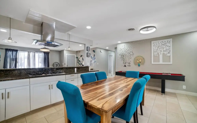 Las Vegas - 5 Mins From The Strip 4 Bedroom Home by RedAwning