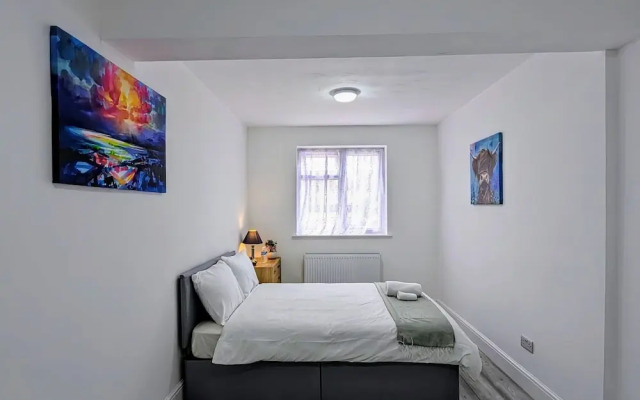 5 Bed Family Home Greater London, Free Parking