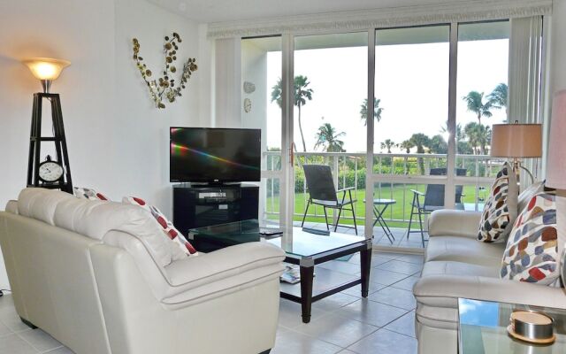 Cozy Beachfront Condo With Pool and Tennis Courts