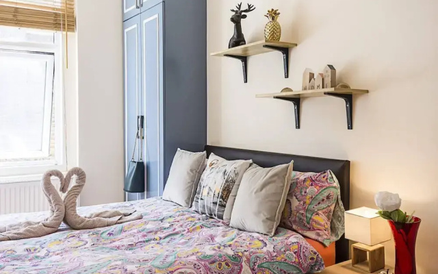 Private Homely Bedroom in Kensington R2