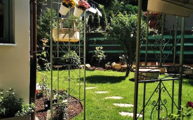 Sunny Wooden House on Creek, 30 Minutes Prague