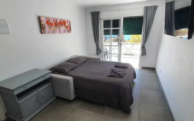 Front Line Seafront Apartment With all day Sun!