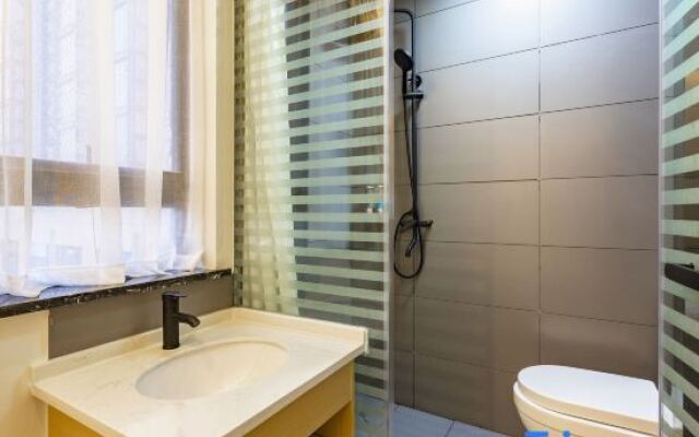 Jinpeng Business Hotel (Luoyang Railway Station Yingtianmen Subway Station Store)
