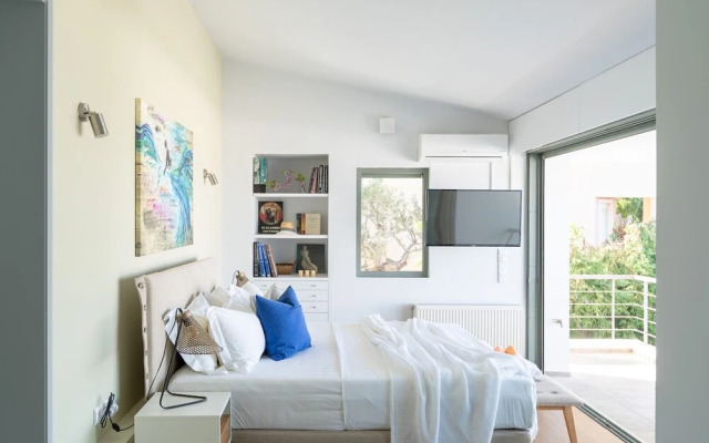 Lefkon Villa With Pool by the Sea - N Peloponnese