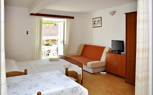 Immaculate 4-bed House in Lumbarda