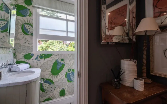 Comforting Clapham Home By The Overground Station