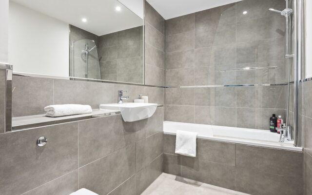 Luxurious 2 Bedroom Apartment With Free Parking