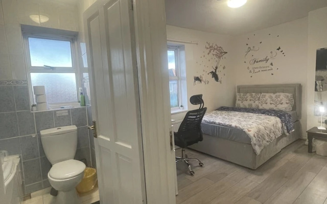 North Avenue Guest House Ltd, Heathrow Airport-Free Parking