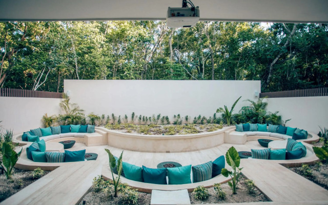 Modern chic 1 bedroom apt w/ rooftop infinity pool