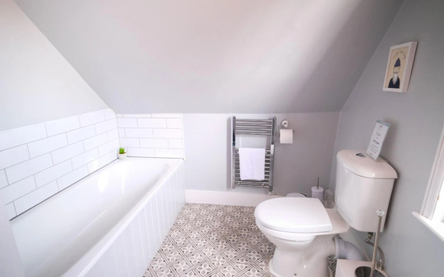 Elizabeth: Charming two bedroom apartment in centre of town