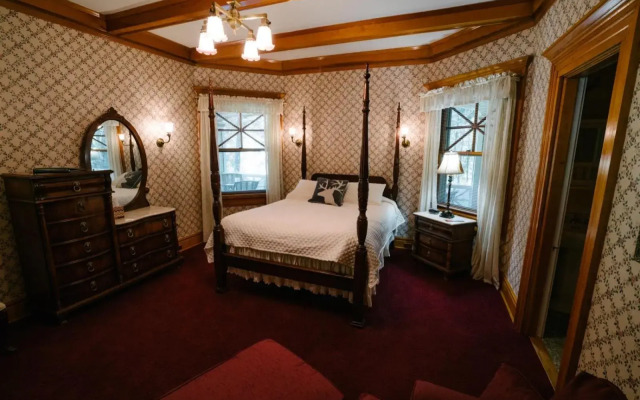 McCloud Hotel