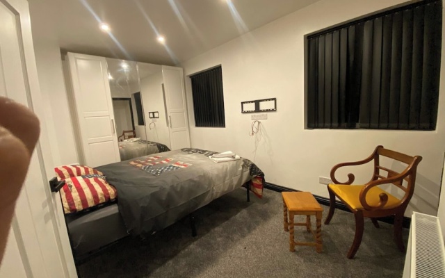 2 Bed House - Sleeps 4 - Garden - Parking - Wifi