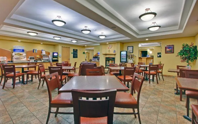 Holiday Inn Express Dryden