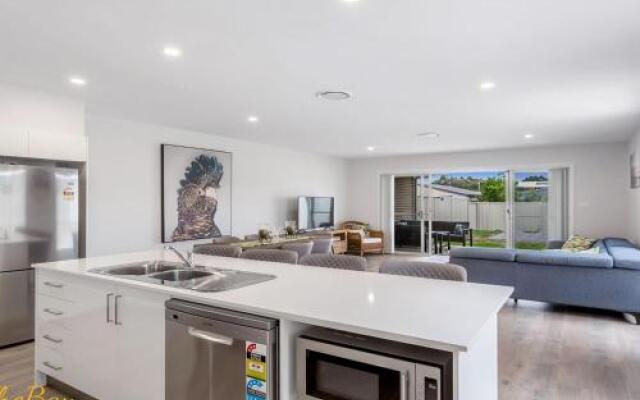 Pacific Paradise No.28 Anna Bay