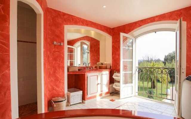 Vibrant Holiday Home With Private Pool