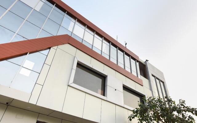 Capital O 60496 Hotel Avera