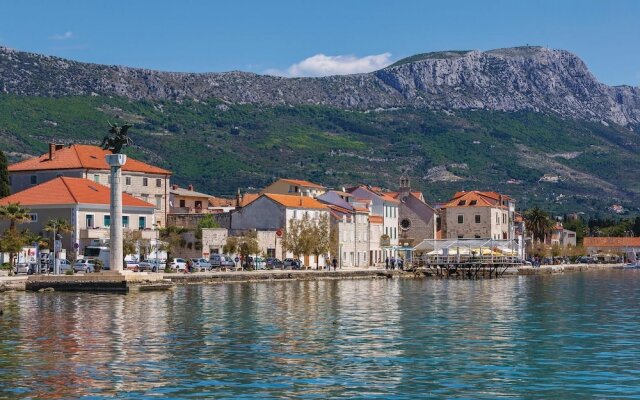 Beautiful Home in Kastel Stari With Wifi and 2 Bedrooms