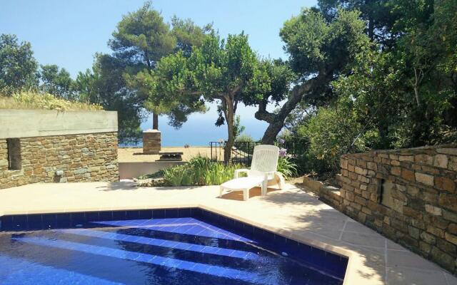Comfy villa in Bormes-les-Mimosas with swimming pool
