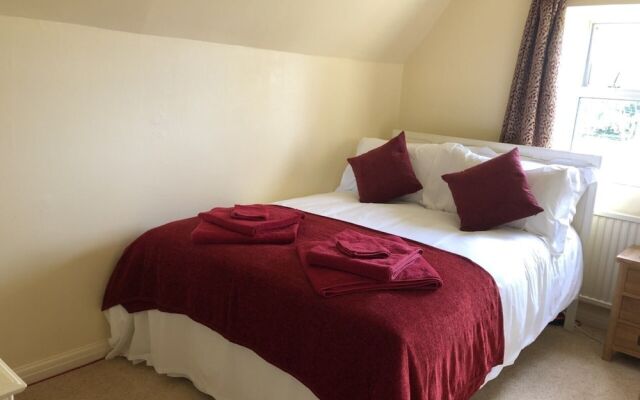 Beautiful 3 Bedroomed Cotswolds Farmhouse