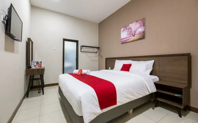 RedDoorz Plus near Ronggowarsito Museum Semarang