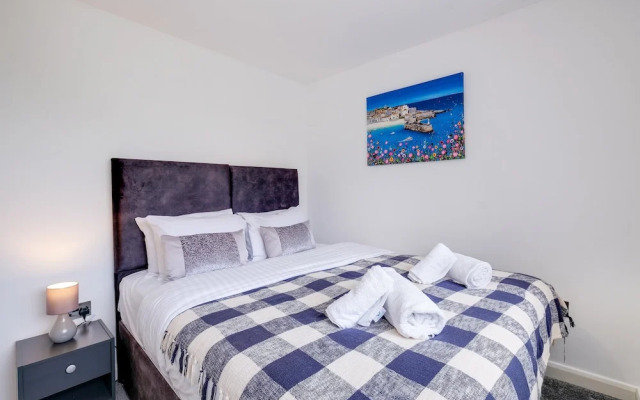 Elegant 5 Bed Home with Garden- Slough