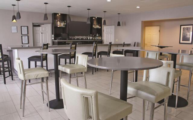 La Quinta Inn and Suites Woodlands South