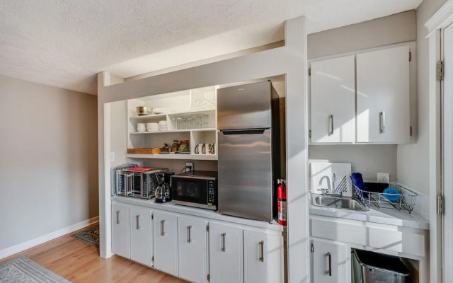 Cozy Nampa Escape w/ Fireplace + Smart TV!