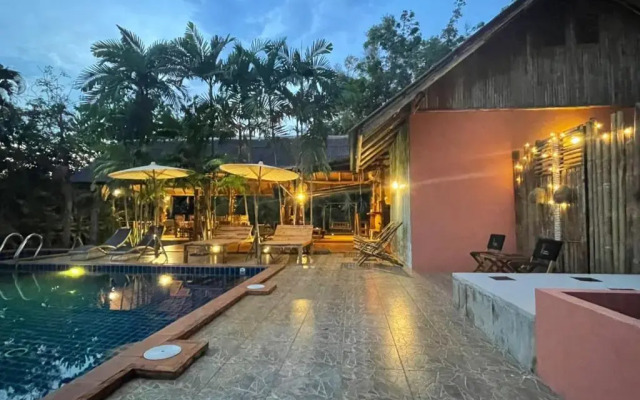 Bamboo Hideaway, Bungalows with Private Pool