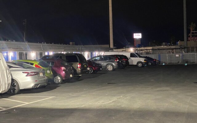 Lucky cuss Motel