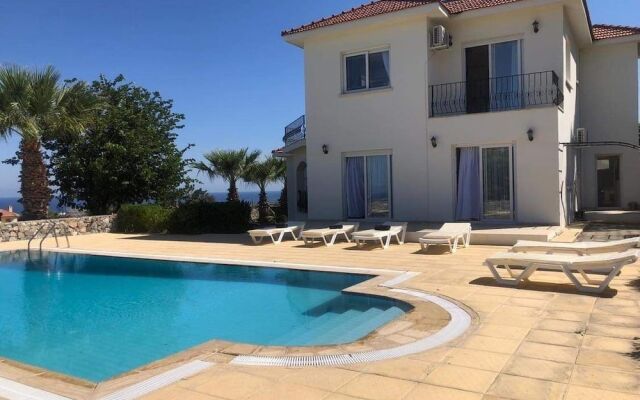 Villa Green Palace, Private Pool, Sea & Mountain Views , Spacious & Beautiful