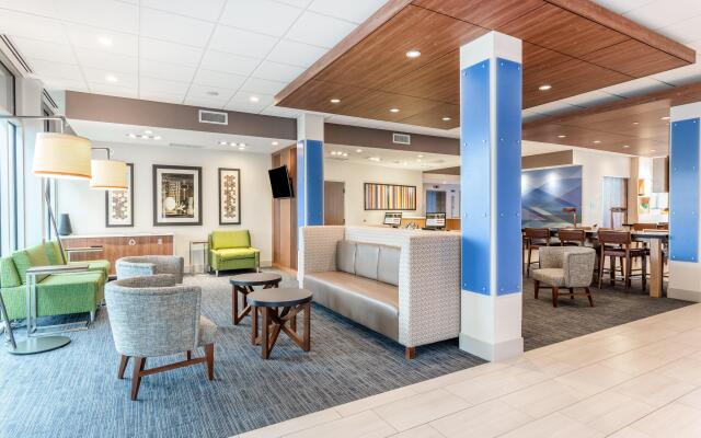 Holiday Inn Express & Suites Springfield North, an IHG Hotel