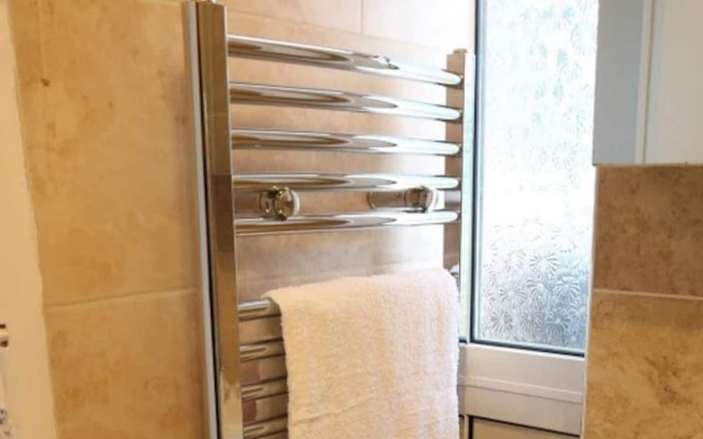 12 Guests 5-bedroom House in Central Birmingham