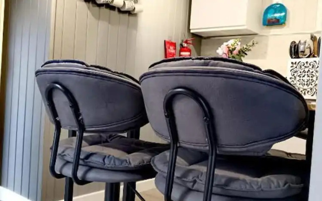 2-bedroom Guesthouse in Derby City, Parking, Wi-fi