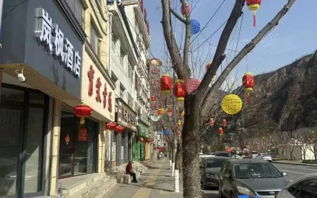 Lanfeng Hotel (Longnan Tanchang Guan'egou Bridge)