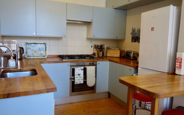 Spacious 2 Bedroom Home In Leith