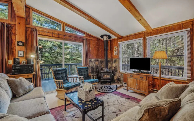 Mountain View Hideaway- A Fun Time Away!