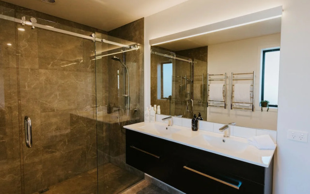 On The Rocks - Spacious