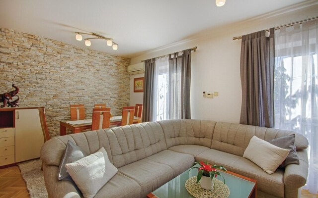 Stunning Home in Cavle With Wifi and 3 Bedrooms