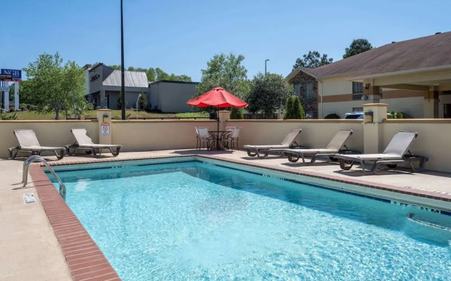 Days Inn & Suites By Wyndham Commerce