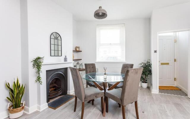 FREE PARKING - Comfy 3bed House - 8mins to centre!