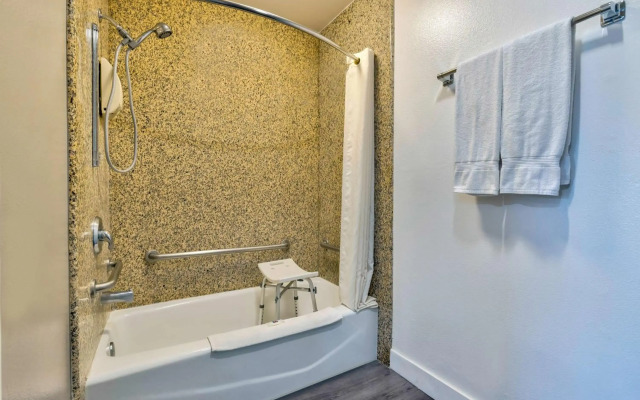 Crowne Plaza Suites Arlington by IHG